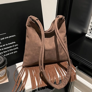 Grand sac à bandoulière en daim marron rétro avec de longues franges et une sangle