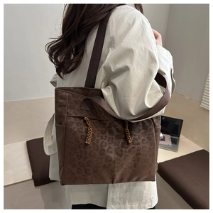 Détail du grand sac cabas imprimé léopard avec poches avant et bandoulière large