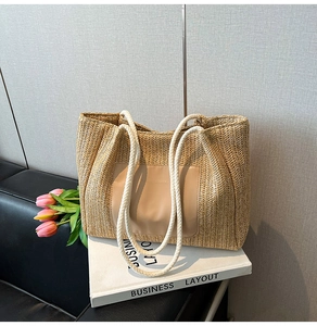 Détail du sac cabas en paille tissée avec poche en cuir marron et anses en coton doux