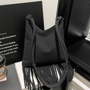 Sac bandoulière bohème noir à franges avec finition mate et doubles anses cylindriques