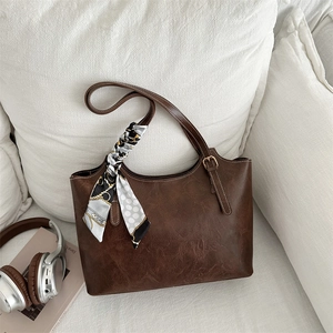 Grand sac cabas en cuir marron foncé au design vintage avec accessoire foulard