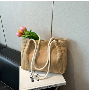 Détail du sac cabas en paille tissée avec empiècement cuir et poignée en corde de coton