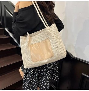 Vue détaillée de la texture du sac cabas tissé avec patch en similicuir brun et anses en corde