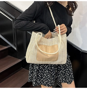 Gros plan sur le sac fourre-tout tissé beige avec poche en cuir marron et anses corde