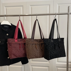 Fashion Leopard Print Large Capacity Tote Bag Polyester Fabric Daily Shoulder Bag With Woven Knot Decoration