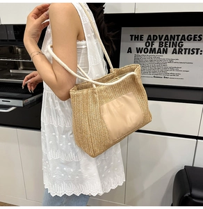 Détail du cabas en paille tressée beige avec anse en corde et empiècement en similicuir brun