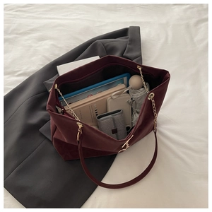 Vista interna della borsa tote bordeaux con grande capacità per laptop e oggetti quotidiani