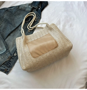 Détail du sac cabas en paille tissée avec poche contrastée en similicuir et anses en corde