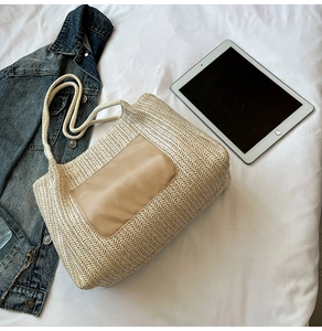 Détail d'un sac cabas tissé avec poche contrastée en simili cuir et anses en corde