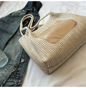 Détail du sac cabas en paille contrastée avec patch cuir brun et anse en corde