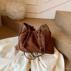 Vintage braune gesteppte Wildleder-Schultertasche mit silberner Kette für Damen