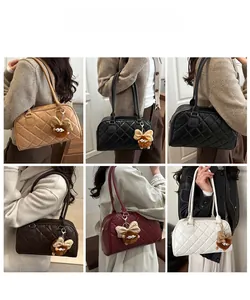 Borse shopper trapuntate in vari colori indossate con outfit eleganti su modelli in interni