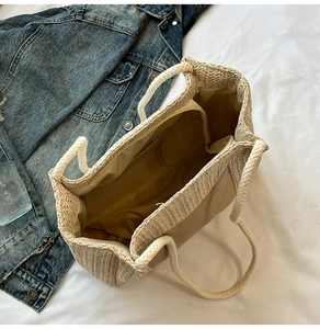 Détail du sac cabas tissé montrant la poche intérieure zippée et la doublure