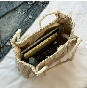 Intérieur spacieux du sac cabas tissé offrant un grand espace pour cosmétiques