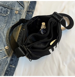 Vista macro della borsa sportiva nera in nylon con tasche multiple a cerniera
