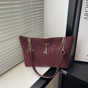 Borsa tote bordeaux con motivo leopardato, ciondolo a forma di cervo e tracolla a catena