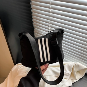 Borsa a tracolla sportiva in nylon nero con tre strisce bianche e cinghia regolabile