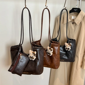Large Capacity Tote Bag Vintage PU Leather Shoulder Bag And Zipper Pouch For Women Commuting Fashion Letter Print