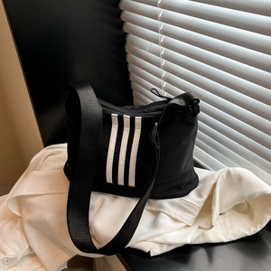Borsa a tracolla minimalista in nylon nero con tre strisce bianche e tracolla regolabile
