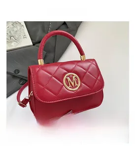 Detalle del bolso de cuero PU rojo acolchado con hebilla dorada en M y asa de mano