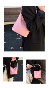 Détail du sac à bandoulière rose avec broderie Hope and future en tissu nylon durable