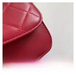 Vista macro de cuero rojo con costuras clásicas de diamantes y texturas de alta calidad