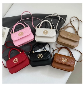 Seis colores de bolsos de cuero acolchado con emblema M dorado mostrados en fila