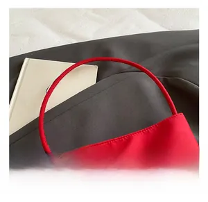 Détail d'un sac cabas en tissu rouge avec poignée élégante et broderie future