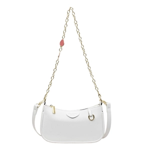 Sac à bandoulière blanc en demi-lune avec chaîne dorée et pendentif fraise
