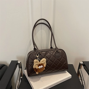 Borsa bowling trapuntata marrone scuro con ciondolo di peluche e manici lunghi a spalla