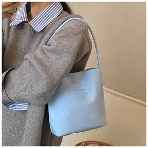 Gros plan du sac à bandoulière bleu clair avec texte Hope and Future gaufré sur cuir