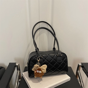 Borsa bowling trapuntata nera con ciondolo mostro di peluche e manici a spalla