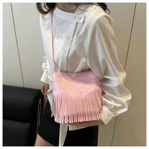 Détail du sac bandoulière rose à longues franges en daim avec fine bandoulière
