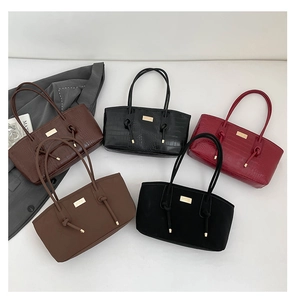 Détails des sacs cabas minimalistes en texture crocodile et finitions cuir lisse