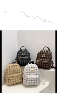 Présentation de quatre mini-sacs à dos avec imprimés lettres M et logo en métal doré