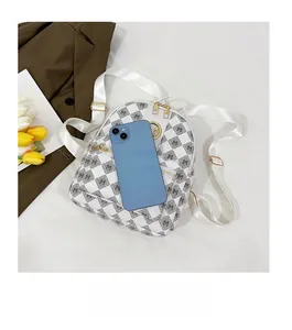 Mini-Rucksack mit weißem Schachbrettmuster und Smartphone zum Größenvergleich