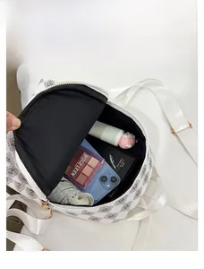 Innenkapazität des weißen Mini-Rucksacks mit geometrischem Muster und Reisedingen
