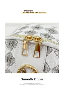 Makro-Detail glatter goldener Doppelreißverschlüsse an weißer Ledertasche mit Monogramm