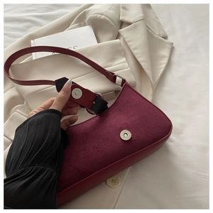 Vue détaillée du sac hobo bordeaux en daim mat avec fermeture magnétique métallique