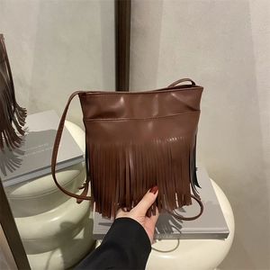 Sac bandoulière rétro marron à franges, grand volume avec bandoulière élégante