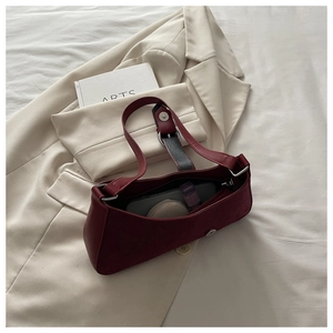 Sac baguette en cuir bordeaux montrant l'espace intérieur pour les objets du quotidien