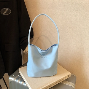 Sac à main bleu clair en simili cuir avec texte Hope and Future gaufré et design épuré