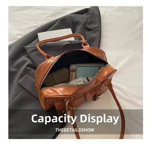 Interno spazioso della borsa in pelle marrone vintage con ombrello, portafoglio e taccuino