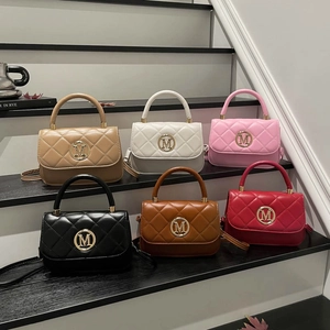 Sacs à bandoulière matelassés en six couleurs avec logo M en métal et poignée haute