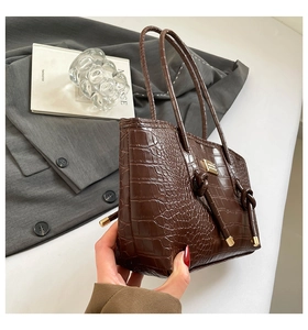Détail du sac cabas marron foncé aspect crocodile avec finitions métalliques