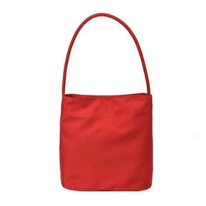 Sac seau en nylon rouge avec broderie Hope and future et design de bandoulière minimaliste