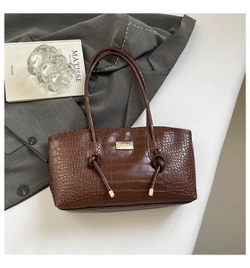Vue détaillée du sac cabas marron foncé avec effet croco et finitions dorées élégantes