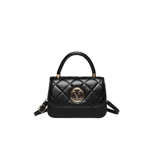 Elegante bolso de mano acolchado de piel negra con logotipo M dorado y bandolera