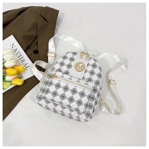 Détail d'un mini sac à dos blanc avec motif M gris et accessoire logo doré élégant