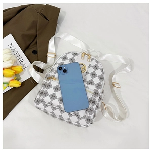 Mini sac à dos avec motif lettres et damier, orné d'un logo doré sur fond blanc